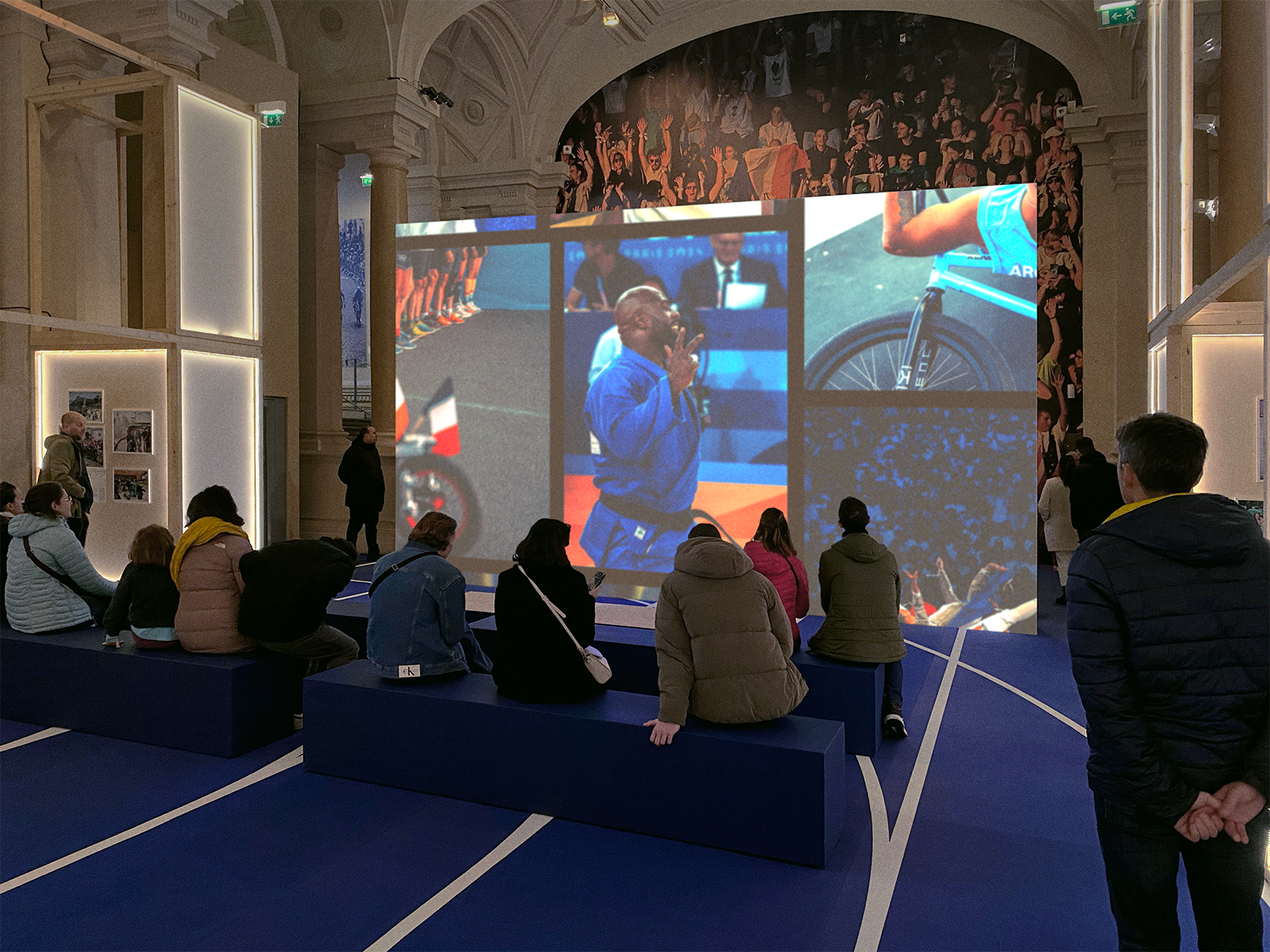 Vue de la projection du film dans l'espace de l'exposition