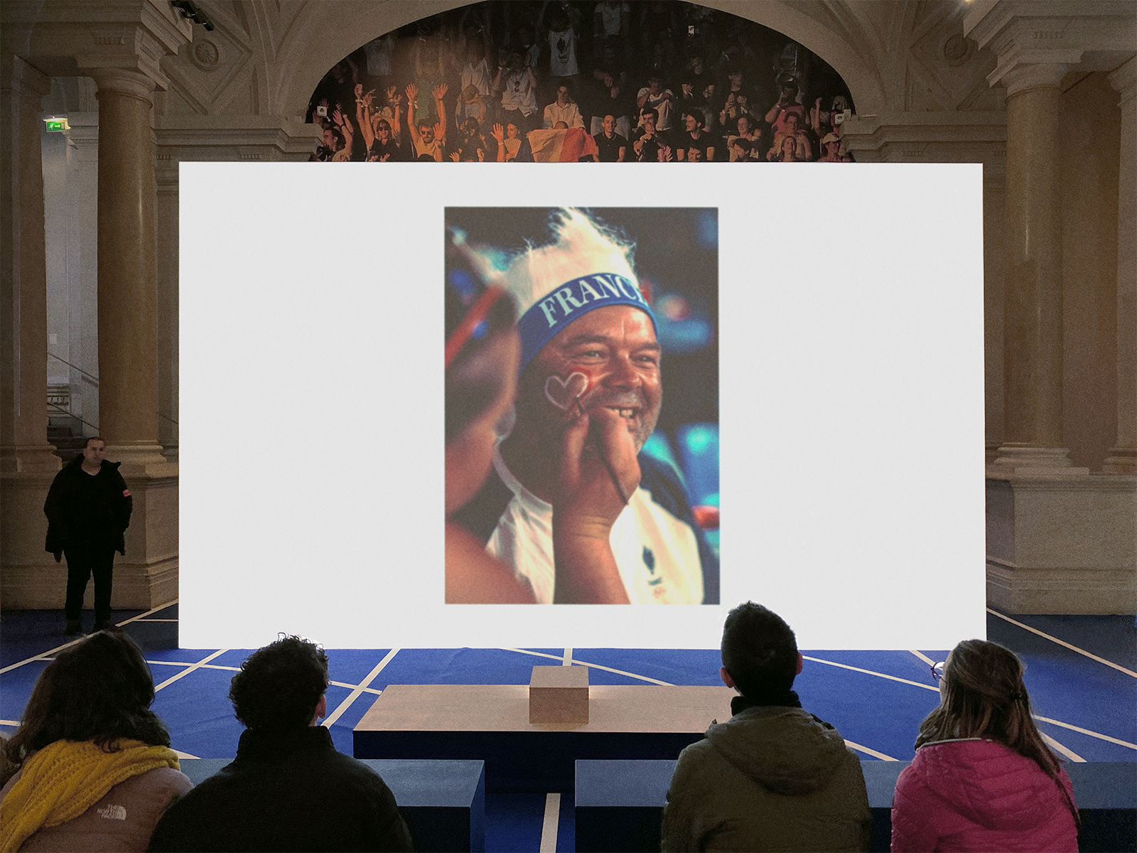 Vue de la projection du film dans l'espace de l'exposition