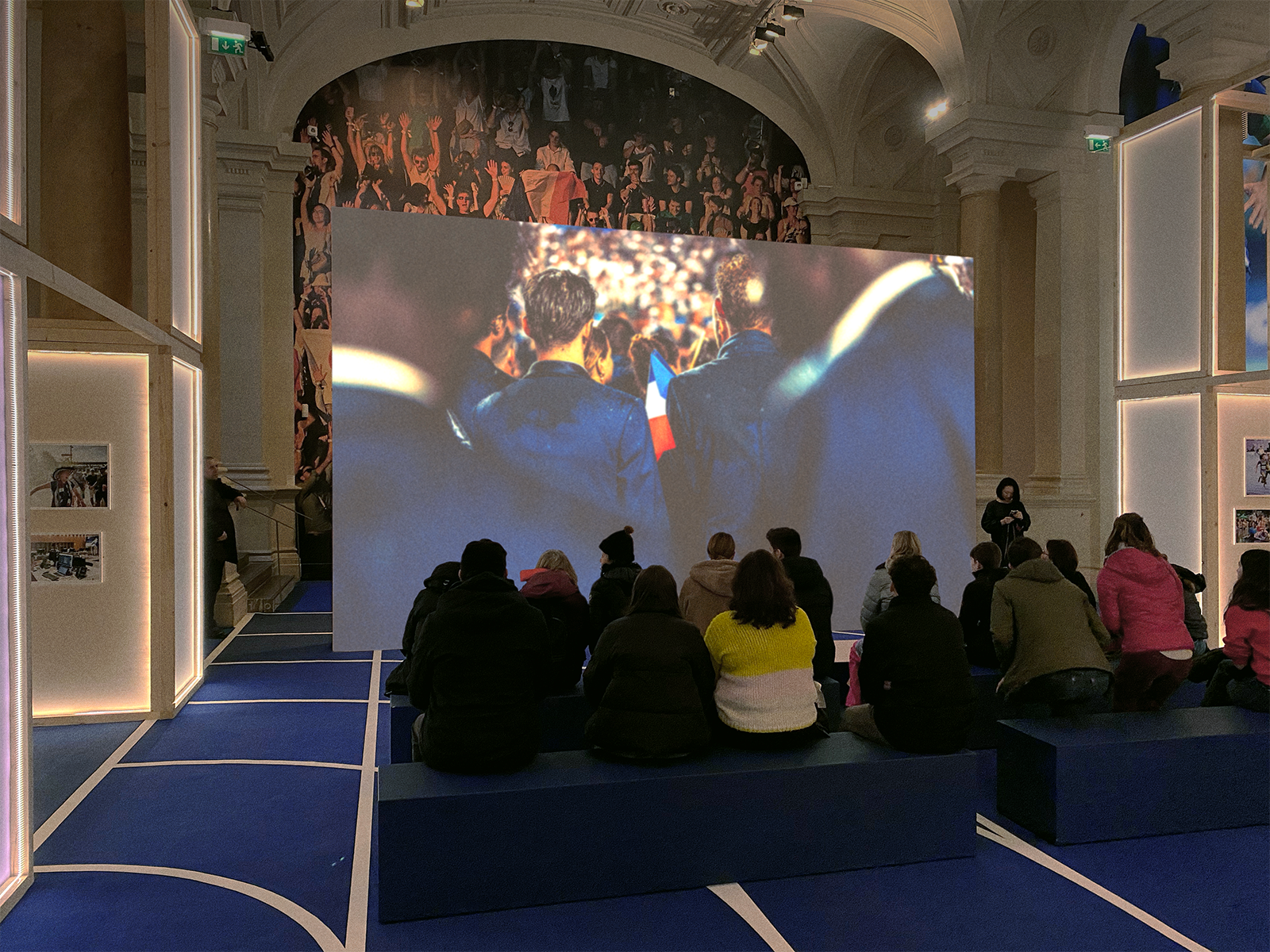 Vue de la projection du film dans l'espace de l'exposition