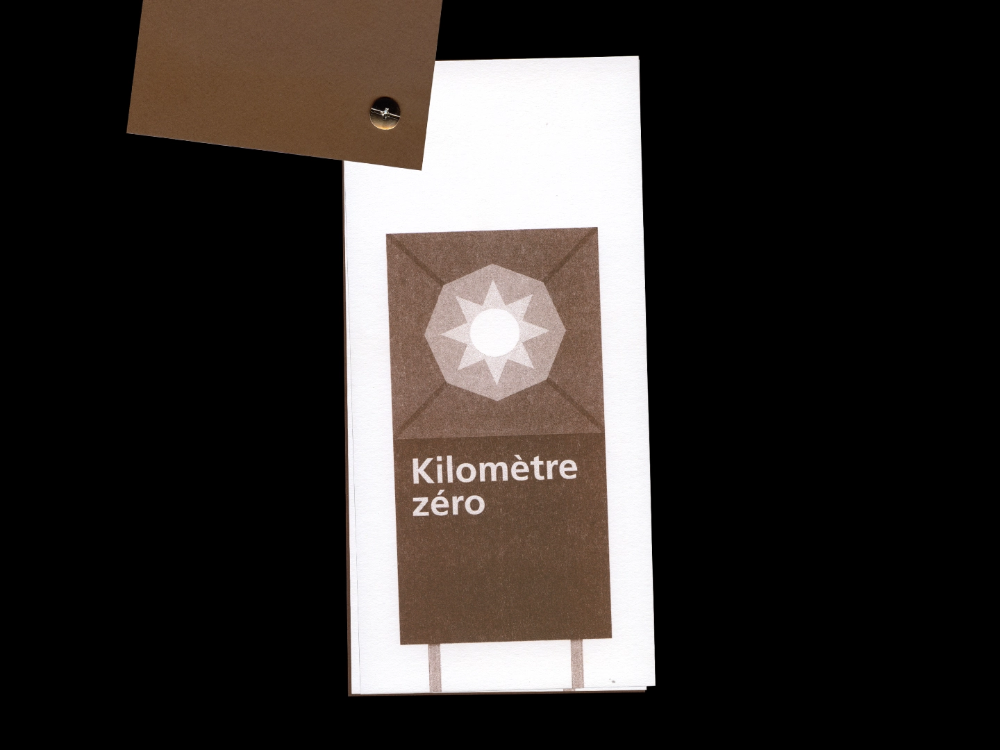 Page de l'ouvrage présentant un panneau marron intitulé « Kilomètre zéro »